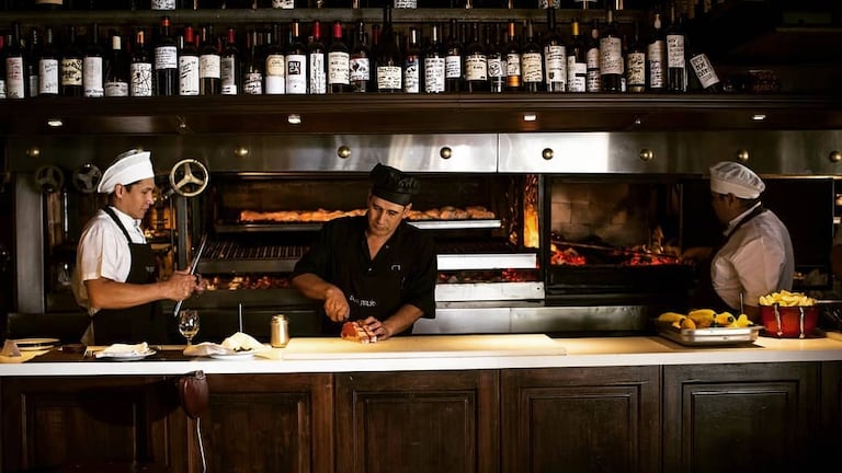 El personal de la parrilla argentina Don Julio, elegida el mejor restaurante de Latinoamérica 2020.