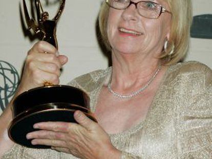 Kathryn Joosten, tras ganar el Emmy en 2005.