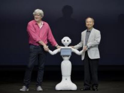 Los presidentes ejecutivos de SoftBank, Masayoshi Son (derecha), y de Aldebaran Robotics, Bruno Maisonnier, junto al robot .  