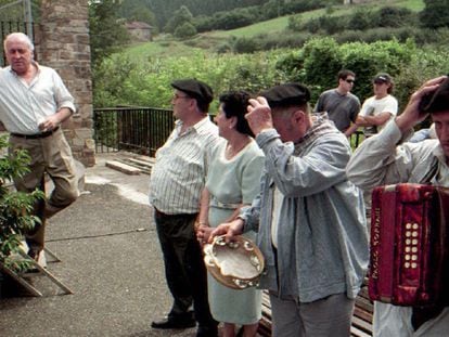 Xabier Arzalluz abandona la tribuna tras pronunciar un discurso en la localidad vizcaína de Zeberio, el 25 de agosto de 1996.