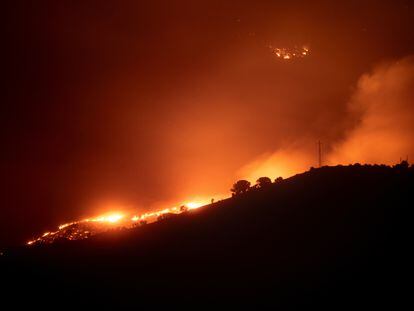 Incendio forestal que afecta a los municipios de Colera y Portbou (Girona).