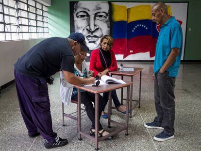 Ciudadanos votan en las municipales de Venezuela.