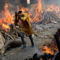 Piras funerarias para quemar a víctimas de covid-19 en Nueva Delhi, la semana pasada. En vídeo: Crematorios saturados y hospitales desbordados, así es la crisis sanitaria en India. 