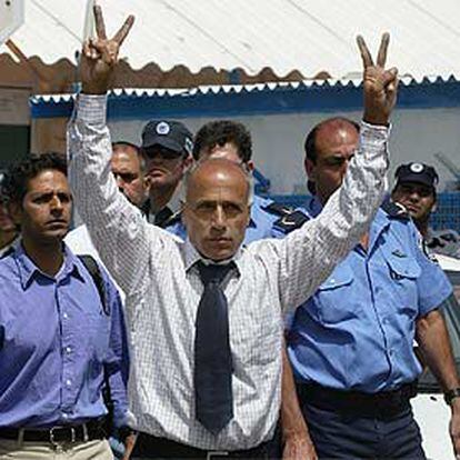 Mordejai Vanunu levanta los brazos en señal de victoria tras salir de la cárcel.