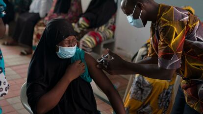 Un trabajador sanitario administra una vacuna contra la covid-19 en el hospital de Bundung en Serrekunda, Gambia, el pasado 23 de septiembre.