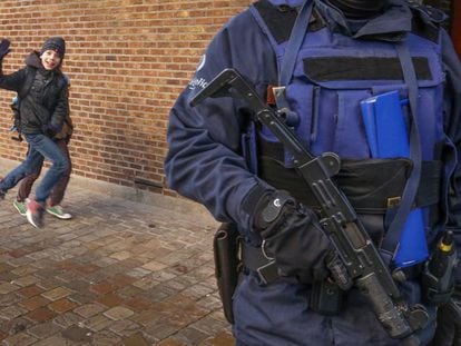 Un policía, en la puerta de un colegio en Bruselas. La ciudad sigue en alerta por posibles ataques terroristas.