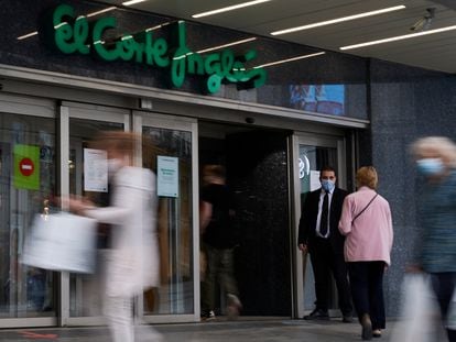 Entrada a una de los centros de El Corte Inglés en Madrid.