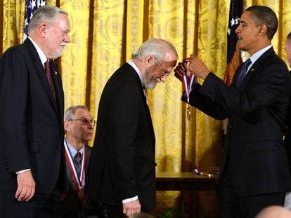 El entonces presidente de EE UU, Barack Obama, impone a  John E. Warnock (centro), y Charles M. Geschke (izquierda) la medalla Nacional de la Ciencia en 2009.