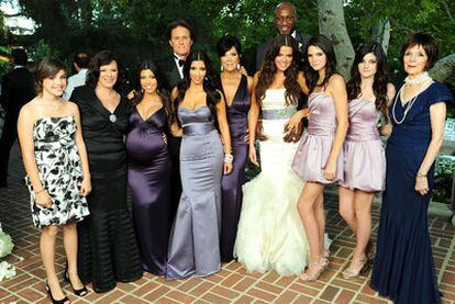 Khloé Kardashian, de novia. A su izquierda, Kendall y Kylie; a su derecha, Kris (su madre) y sus hermanas Kim y Kourtney (embarazada).