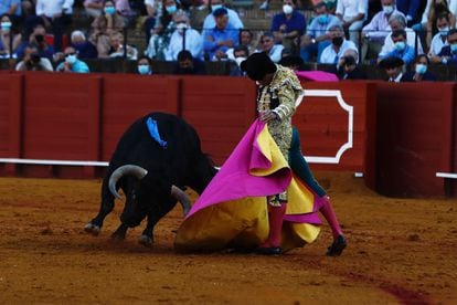 Juan Ortega, a la verónica, en el primer toro de su lote.