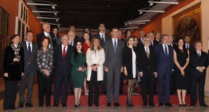 Los Reyes, en el centro, junto a los premiados y otras autoridades, en el Museo de Bellas Artes de Sevilla.