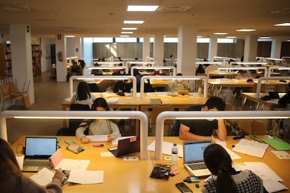 Varios estudiantes en la Universidad de Santiago de Compostela, en marzo.