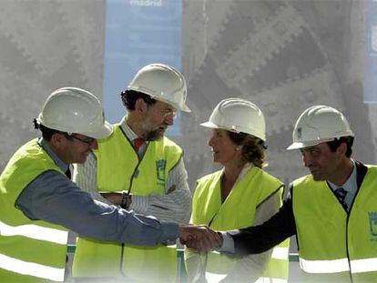 Ruiz-Gallardón (izquierda) y su <i>número dos</i>, Manuel Cobo, se estrechan la mano junto a Rajoy y Aguirre. Al fondo, la tuneladora <i>Tizona.</i>