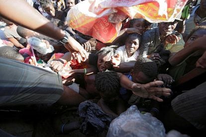 Haitianos reciben ayuda en la zona de Les Cayes tras el paso del huracán Matthew. Al menos 877 personas han muerto en Haití como consecuencia del paso del huracán 'Matthew', según un nuevo balance que no deja de aumentar a medida que los equipos de rescate han ido accediendo a los lugares más remotos afectados por la tormenta.