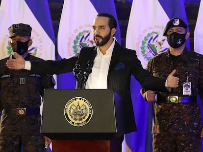 Nayib Bukele participa junto al Alto mando de la Fuerza Armada en un acto de incorporación de nuevos soldados en San Salvador el 19 de julio de 2021.