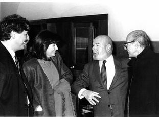 José García-Velasco, Carmen Romero, Jaime Gil de Biedma y Jaime Salinas en la Residencia de Estudiantes en 1988.