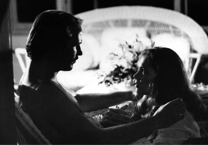 What makes desire grow the most is the appearance of an erotic subject.  In the image, William Hurt and Kathleen Turner in a still from the film 'Fire in the body'.