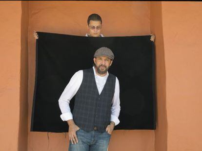 Juan Luis Guerra inaugur&oacute; la d&eacute;cima edici&oacute;n del Hay Festival Cartagena con una charla con Roberto Pombo, director del diario &#039;El Tiempo&#039;.
