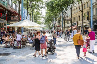 MaHü (Viena): Mariahilferstrasse, eje central del barrio de MaHü, se ha convertido en un espacio urbano moderno, amplio y verde, con áreas para descansar, reunirse a charlar y, sobre todo, para pasear.
