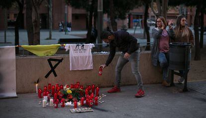 Vecinos colocan velas en Baró de Viver en homenaje a Eduardo.