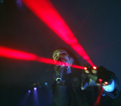 Uno de los trucos de luz de Marilyn Manson en un desolado Palacio de los Deportes de Madrid en 2009.