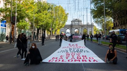 Manifestación de jóvenes migrantes colombianos en Madrid contra las masacres y violencia policial de los últimos meses en su país.