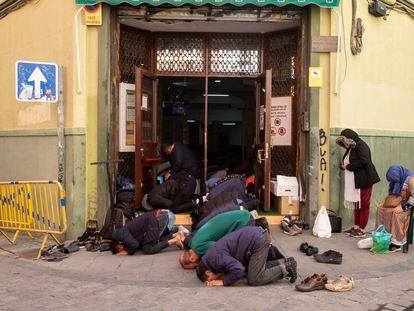 Creyentes musulmanes rezando el viernes 21 de febrero en la puerta de la mezquita y centro islámico Baitul Mukarram, en Lavapiés, en el centro de Madrid.
