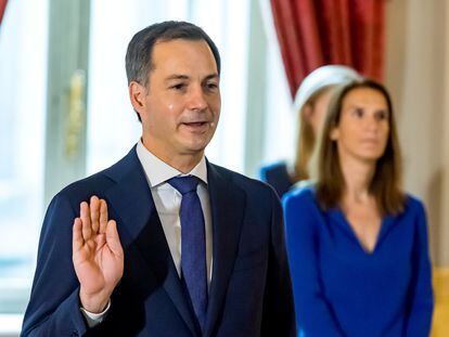 Alexander De Croo presta juramento como primer ministro de Bélgica ante al rey Felipe el pasado jueves.