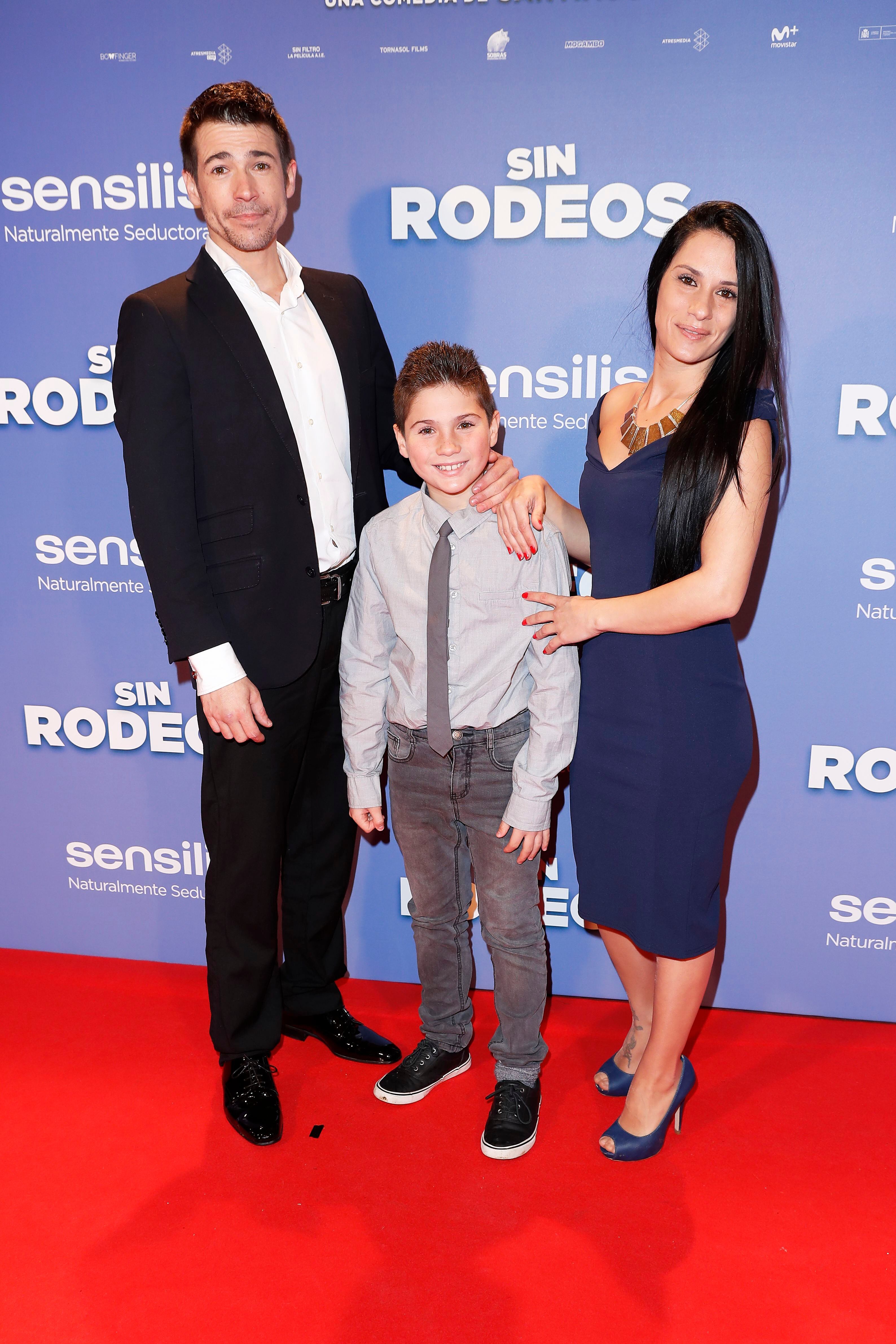 El actor Juan José Ballesta con su pareja Verónica y su hijo, en el preestreno de 'Sin rodeos' en Madrid en 2018.