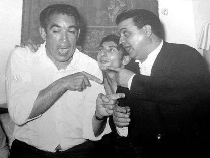 El bailaor, en el centro, con el actor Anthony Quinn (izquierda). 