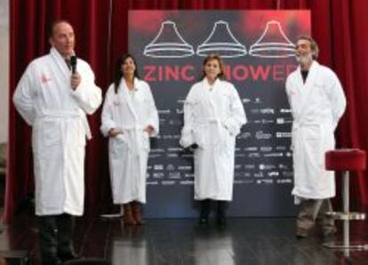 Desde la izquierda, el director de Cultura de Madrid Destino, Timothy Chapman; la coordinadora de eventos de Enisa, Mireia Solá; la jefa del departamento de TICs y Contenidos Digitales del ICEX, Isabel Espuelas; y el codirector de Zinc Shower, Rafa de Ramón.