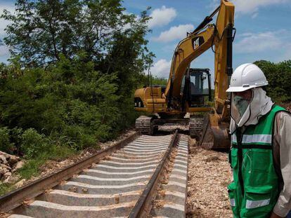 Trabajadores continúan construyendo el tramo ferroviario en el estado de Yucatán (México). 