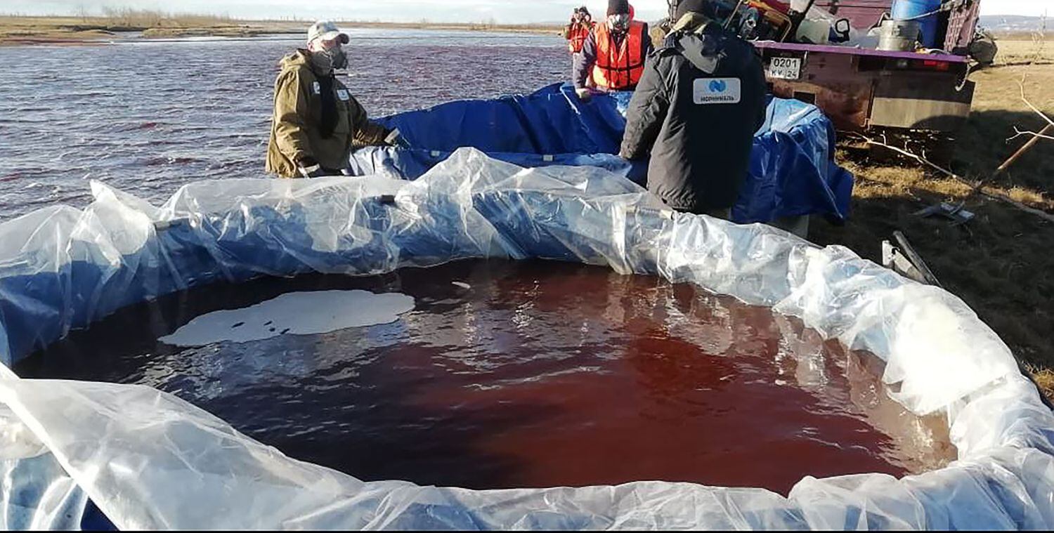 Equipos de emergencia tratan de limpiar el vertido de diésel en el río Ambárnaya, a las afueras de Norilsk.