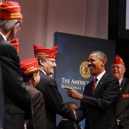 Barack Obama saluda a varios participantes en el 93º Congreso Nacional de la Legión Americana ayer en Minneapolis.