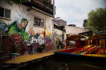 Un mural de la virgen de Guadalupe en uno de los canales de Xochimilco.