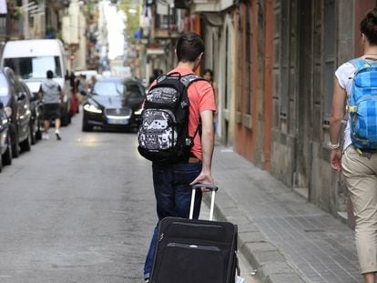 Unos jóvenes llegan a un piso turístico.