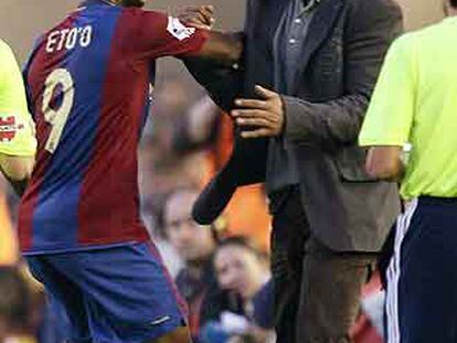 Eto'o celebra su gol, el primero del Barça, con su entrenador, Frank Rijkaard.