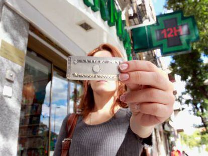 Una mujer con la p&iacute;ldora del d&iacute;a siguiente.