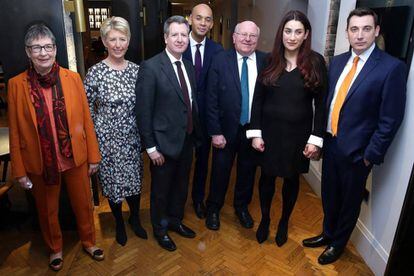 Los siete parlamentarios británicos que han renunciado al partido laborista, este lunes.  