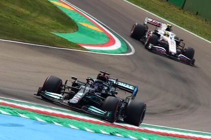 El piloto Lewis Hamilton, hoy sábado en el circuito de Imola, durante el Gran Premio de Emilia Romagna.