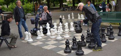 Ginebrinos juegan al ajedrez en el Parc des Bastions.