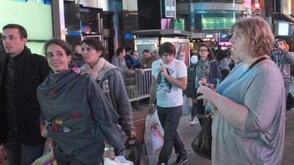 En 2011, la fotógrafa Haley Morris-Cafiero decidió hacerse un 'selfie' en medio de Times Square. Cuando lo vio, se dio cuenta de qulos viandantes posaban sus ojos sobre ella y que no se trataba de un hecho aislado. Su sobrepeso captaba más la atención que el monumento más emblemático. El libro 'The Watchers' incluye muchas de las imágenes de la serie que creó tras esa primera instantánea reveladora.