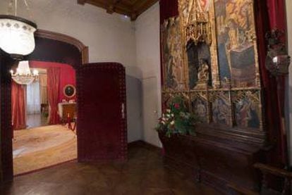 El retablo de Joanot de Pau situado hasta hace poco en la entrada del piso noble del Palau Moxó de Barcelona.