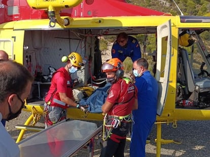 Rescate de los Bomberos del cuerpo del escalador fallecido en la cresta dels Castellets, al oeste del Puig Campana, en Finestrat.