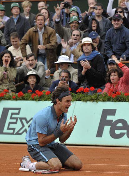 Roger Federer celebra su primera victoria en Roland Garros.