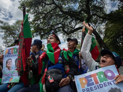 Miembros de la guardia indígena de Tacueyó, Cauca, saludan a la gente que mira la Caravana desde la capota de una chiva cerca de la Neiva, Caldas, el 13 de Junio de 2022.