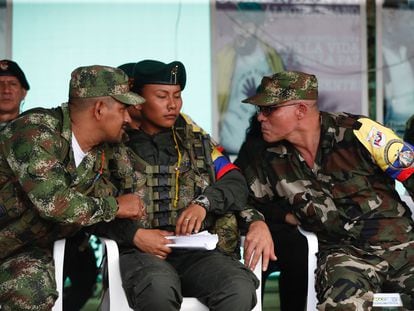 Iván Mordisco, comandante de las disidencias de la extinta guerrilla de las FARC, habla con otros cabecillas en Caquetá, el 16 de abril de 2023.