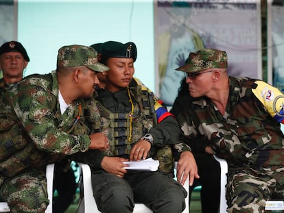 Iván Mordisco, comandante de las disidencias de la extinta guerrilla de las FARC, habla con otros cabecillas en Caquetá, el 16 de abril de 2023.