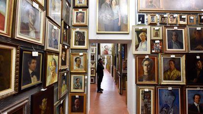 Uno de los pasillos del depósito de 1.200 metros cuadrados donde la Galería de los Uffizi guarda la colección de 2.300 autorretratos.