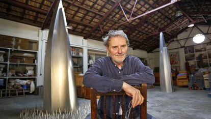 El escultor Miquel Navarro en su taller de Mislata junto a una de sus instalaciones.